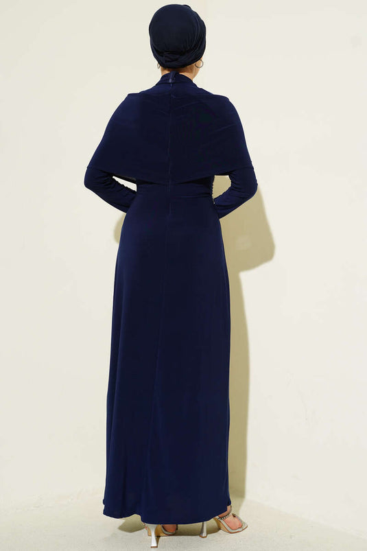 فستان سهرة رملي برقبة متقاطعة مزين بالأحجار باللون الأزرق الداكن