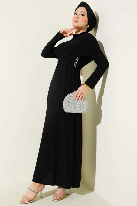 فستان سهرة رملي بياقة متقاطعة مزين بالأحجار باللون الأسود