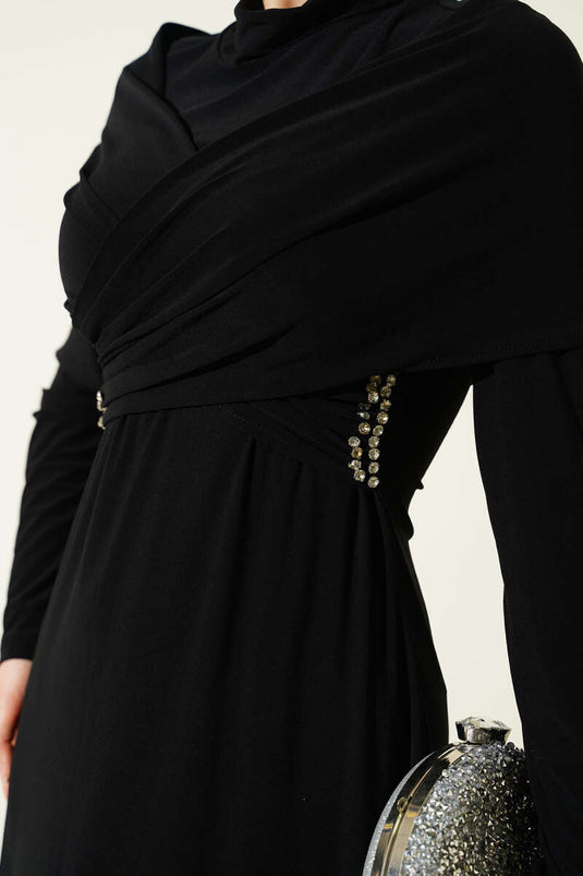 فستان سهرة رملي بياقة متقاطعة مزين بالأحجار باللون الأسود