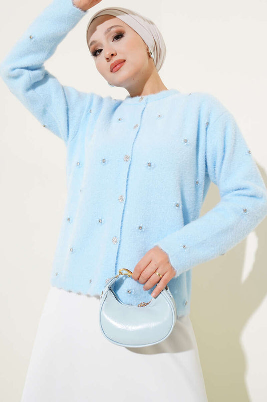 Cárdigan azul con botones y flores de piedra