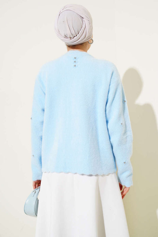 Cárdigan azul con botones y flores de piedra