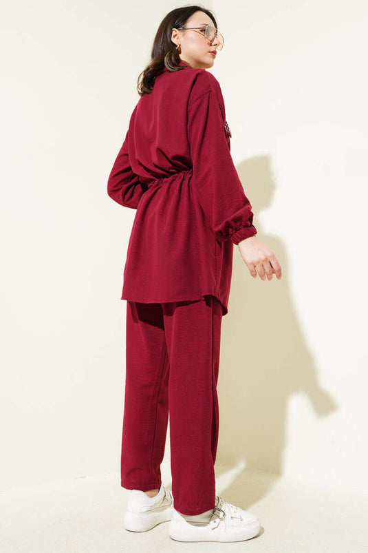 Costume deux pièces bordeaux à double poche et rabat, orné de pierres