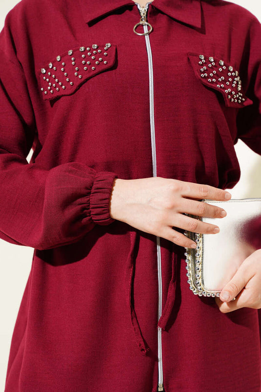 Costume deux pièces bordeaux à double poche et rabat, orné de pierres