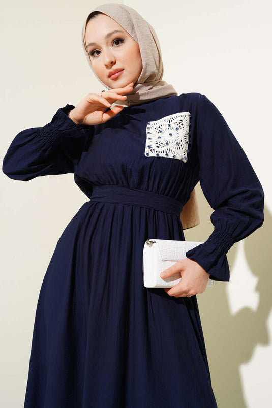 Vestido azul marino con cintura elástica y bolsillos de encaje apedreado