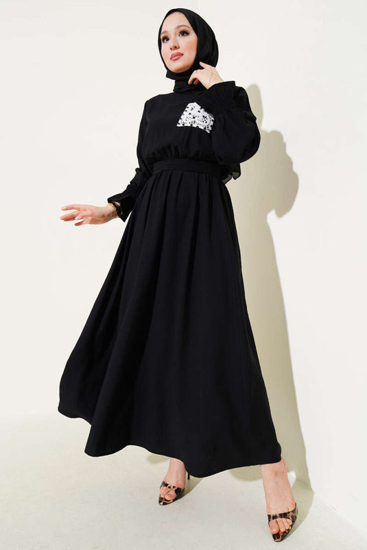 Schwarzes Kleid mit Strassspitze, Taschen und elastischem Bund