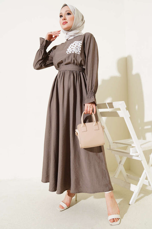 فستان من الدانتيل ذو الجيوب وخصر مطاطي من المنك