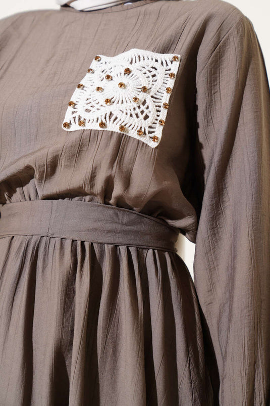 فستان من الدانتيل ذو الجيوب وخصر مطاطي من المنك