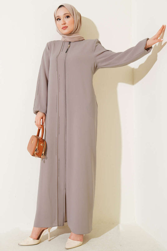 Abaya grande taille rembourrée aux épaules et cousue de pierres, couleur vison