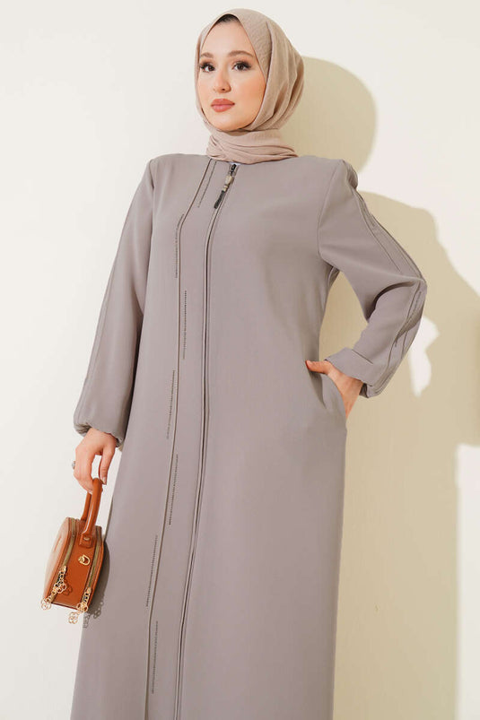 Abaya grande taille rembourrée aux épaules et cousue de pierres, couleur vison