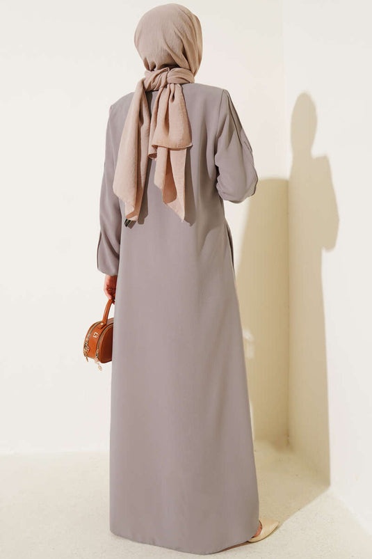 Abaya grande taille rembourrée aux épaules et cousue de pierres, couleur vison