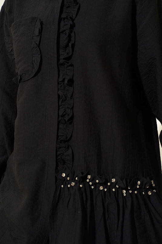 قميص أسود بكشكشة حجرية