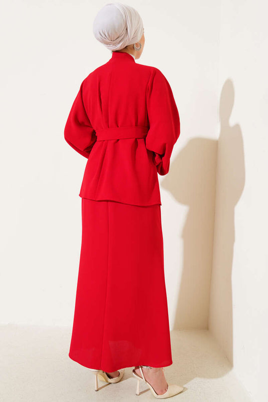 بدلة حمراء من قطعتين مزينة باللؤلؤ