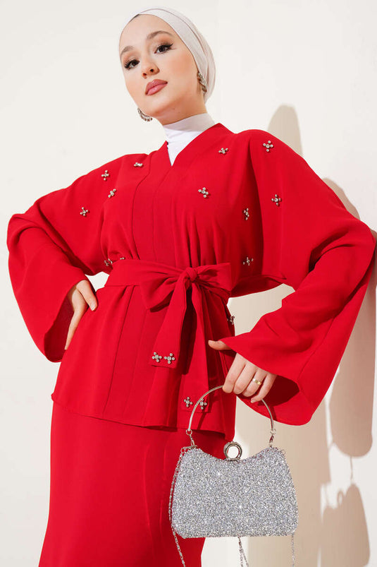 بدلة حمراء من قطعتين مزينة باللؤلؤ