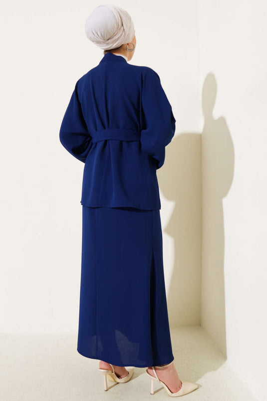 بدلة من قطعتين مزينة باللؤلؤ المرصّع باللون الأزرق الداكن