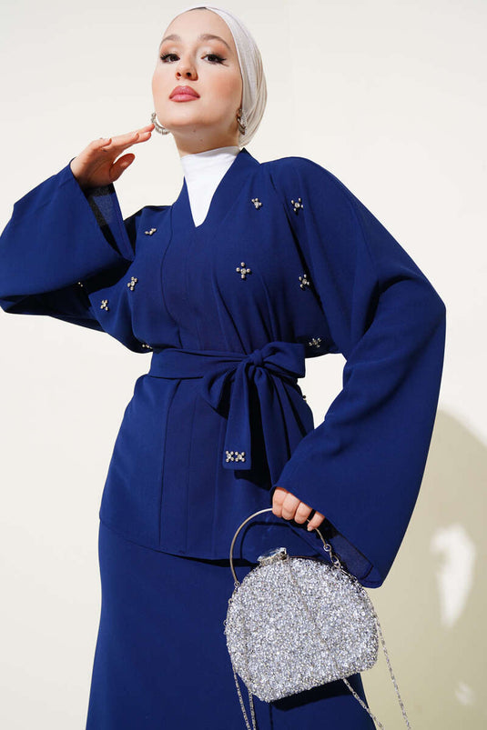 بدلة من قطعتين مزينة باللؤلؤ المرصّع باللون الأزرق الداكن