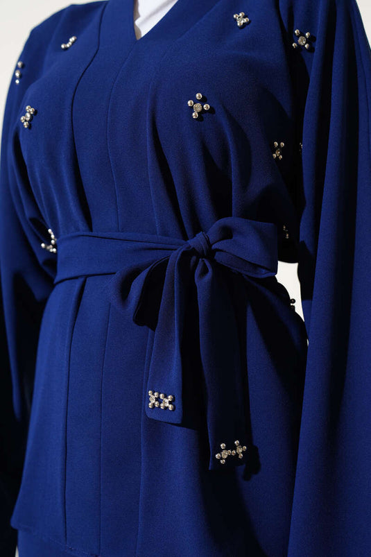 بدلة من قطعتين مزينة باللؤلؤ المرصّع باللون الأزرق الداكن