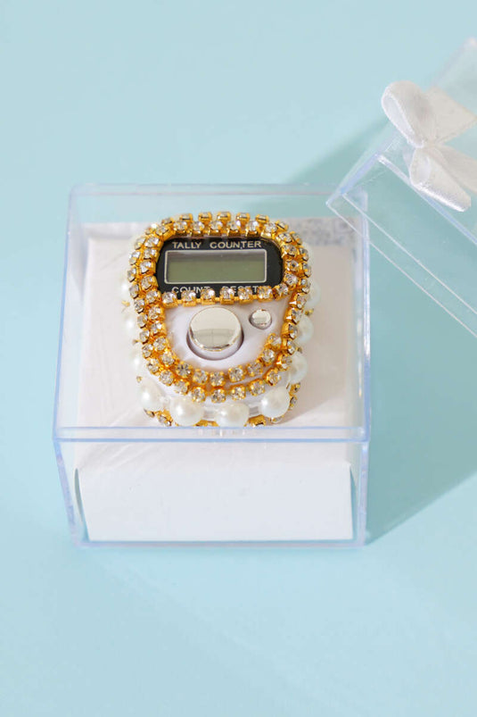 مسبحة بيضاء مزينة بالأحجار واللؤلؤ