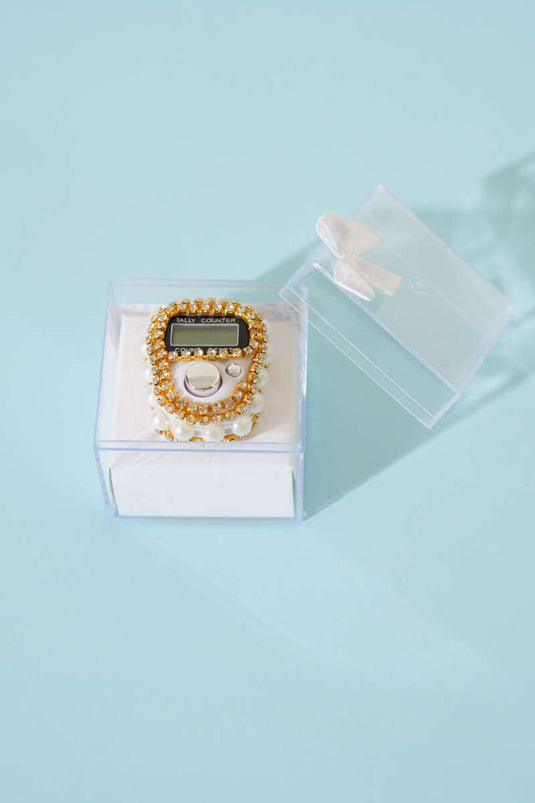 مسبحة بيضاء مزينة بالأحجار واللؤلؤ