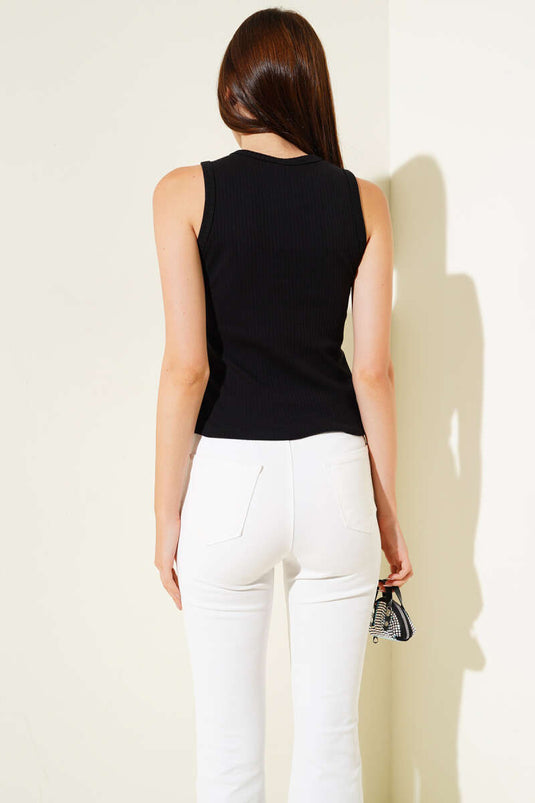 بلوزة سوداء على شكل قلب مرصعة بالأحجار