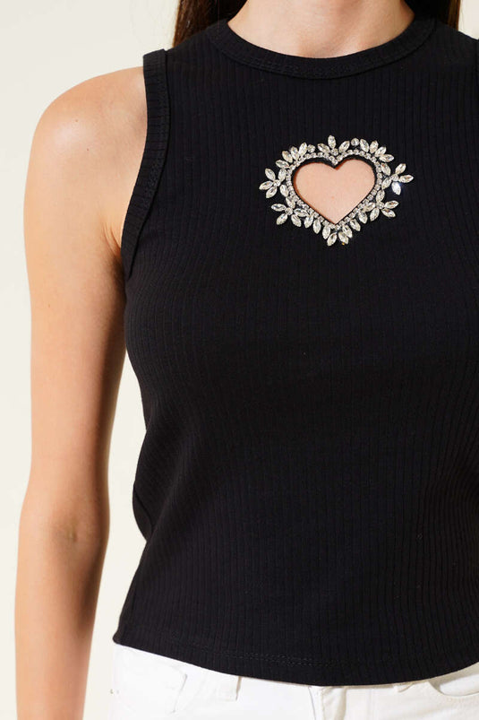 بلوزة سوداء على شكل قلب مرصعة بالأحجار