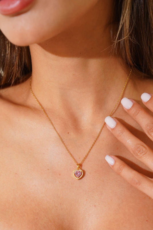 قلادة ذهبية على شكل قلب حجري