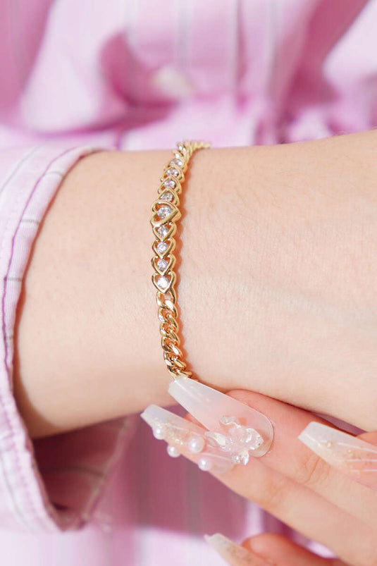 سوار ذهبي مرصع بالأحجار على شكل قلب