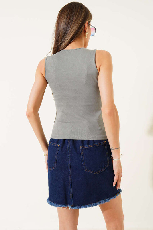 بلوزة قصيرة مزينة بالأحجار بتصميم الكورسيه باللون الأخضر الفاتح