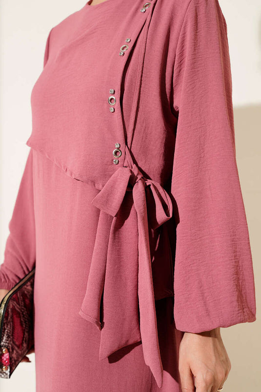 فستان مربوط بتفاصيل عين الطائر، لون وردي باهت