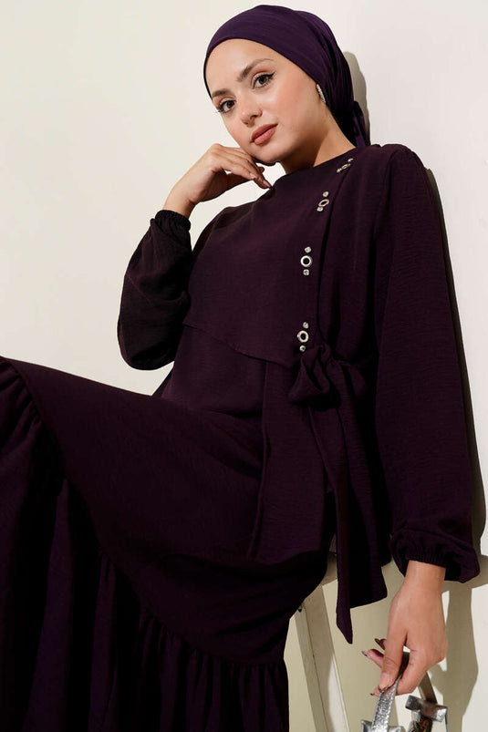 Vestido con lazo, detalle de ojales y joyas en color ciruela