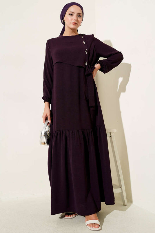 Vestido con lazo, detalle de ojales y joyas en color ciruela