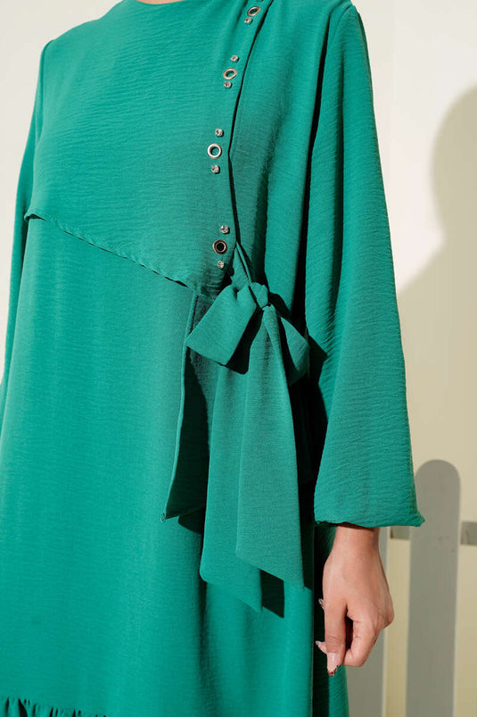 Groene jurk met knoopsluiting en stenen vogeloogdetail