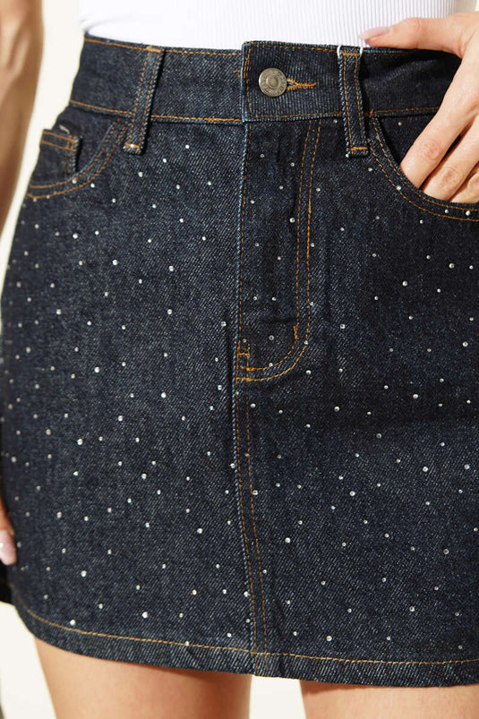 تنورة جينز قصيرة مزينة بالأحجار باللون الأزرق الداكن