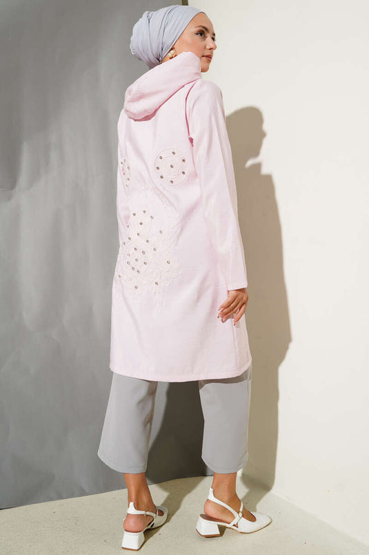 قبعة وردية اللون بغطاء رأس مطرزة بتفاصيل حجرية