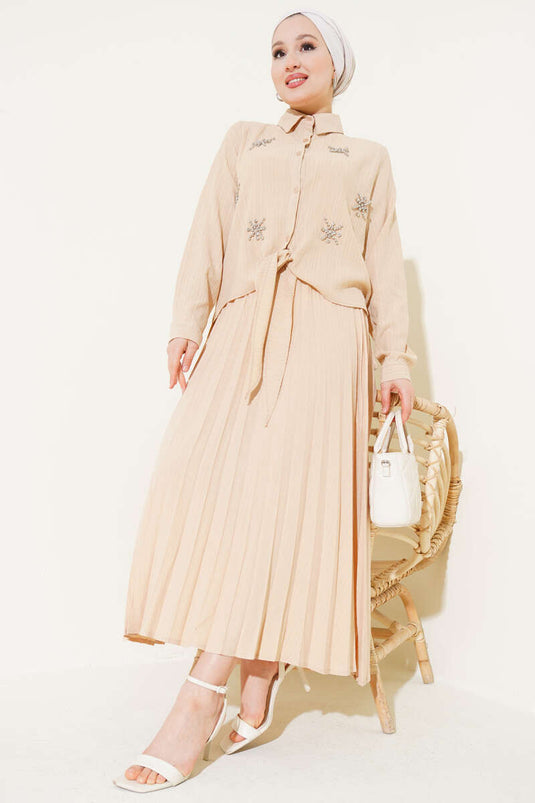 طقم مكون من قطعتين برباط أمامي وتنورة باللون البيج