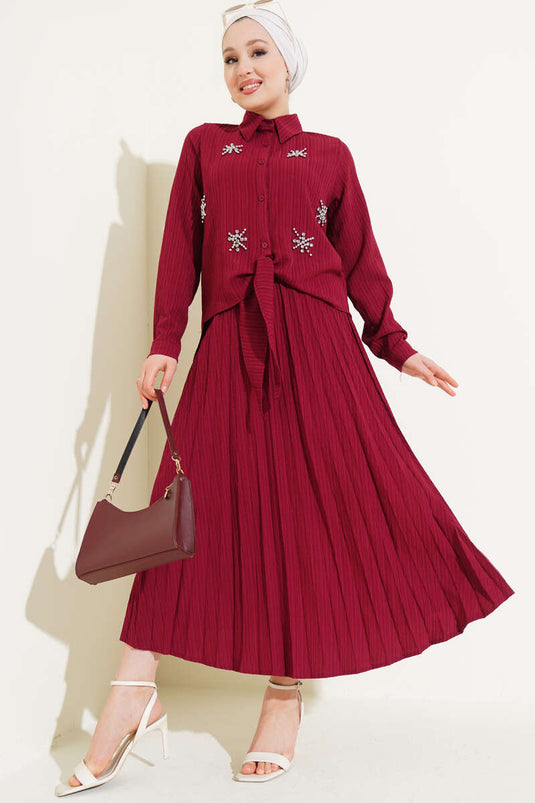 بدلة مكونة من قطعتين مع تنورة ورباط أمامي بلون العنابي