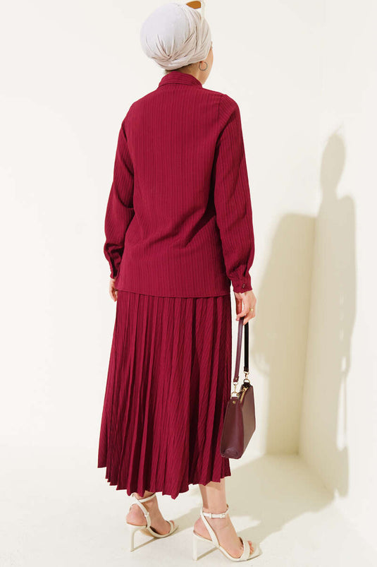 بدلة مكونة من قطعتين مع تنورة ورباط أمامي بلون العنابي