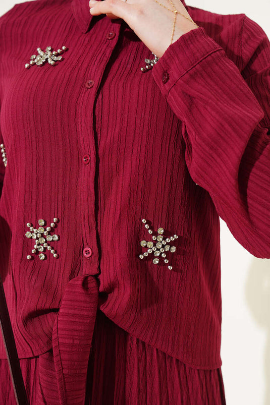 بدلة مكونة من قطعتين مع تنورة ورباط أمامي بلون العنابي