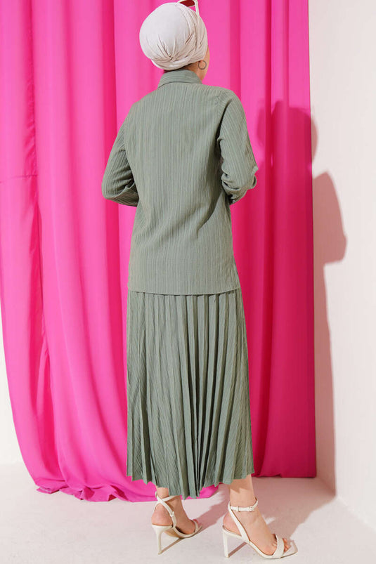 بدلة مكونة من قطعتين مربوطة من الأمام وتنورة باللون الأخضر