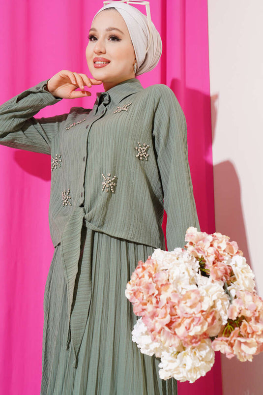 بدلة مكونة من قطعتين مربوطة من الأمام وتنورة باللون الأخضر