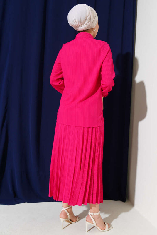 بدلة مكونة من قطعتين برباط أمامي وتنورة باللون الفوشيا