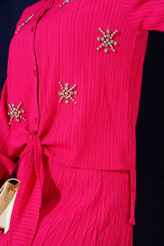 بدلة مكونة من قطعتين برباط أمامي وتنورة باللون الفوشيا