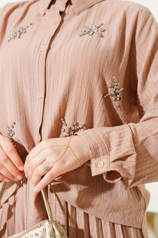 طقم من قطعتين برباط أمامي وتنورة من حجر اللاتيه