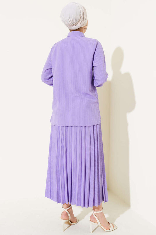 Traje de dos piezas con falda anudada al frente con piedras color lila