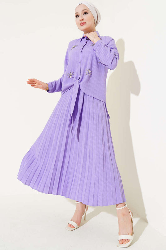 Traje de dos piezas con falda anudada al frente con piedras color lila