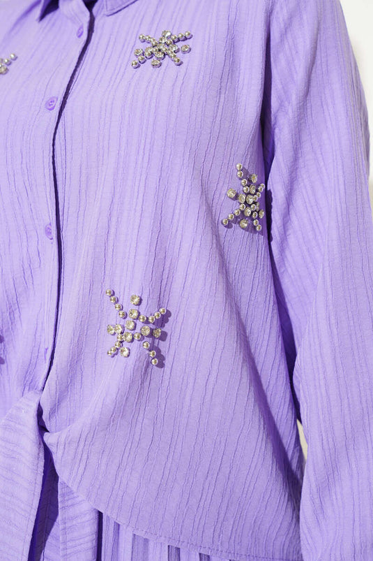 Traje de dos piezas con falda anudada al frente con piedras color lila