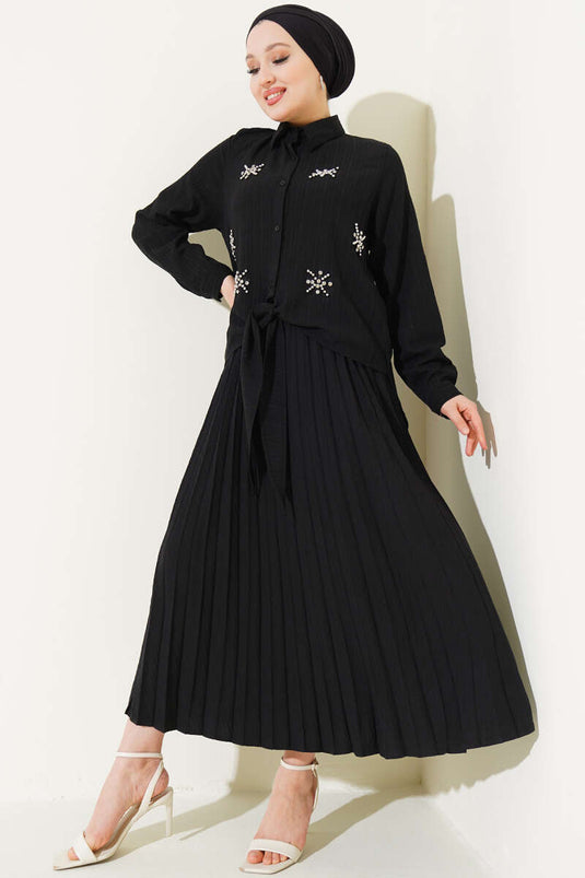 بدلة مكونة من قطعتين مع تنورة من الأمام ومربوطة من الأمام باللون الأسود