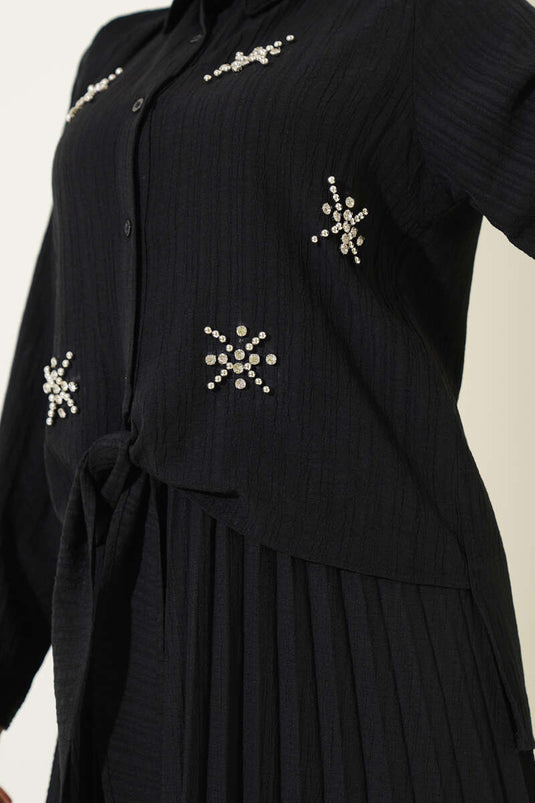 بدلة مكونة من قطعتين مع تنورة من الأمام ومربوطة من الأمام باللون الأسود