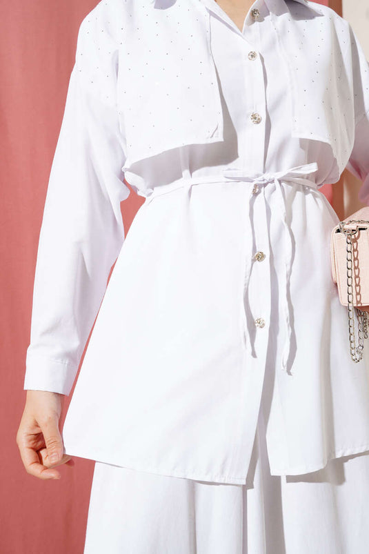 Completo due pezzi bianco con mantello e gonna effetto pietra