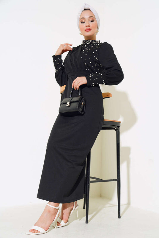 Robe noire ornée de perles