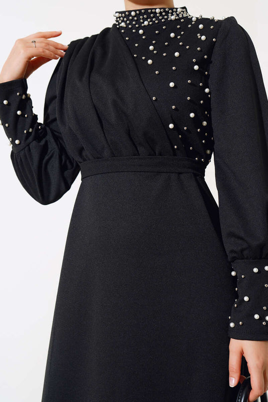 Robe noire ornée de perles